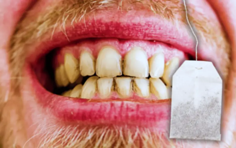 El error común al preparar té que daña tus dientes y arruina su sabor