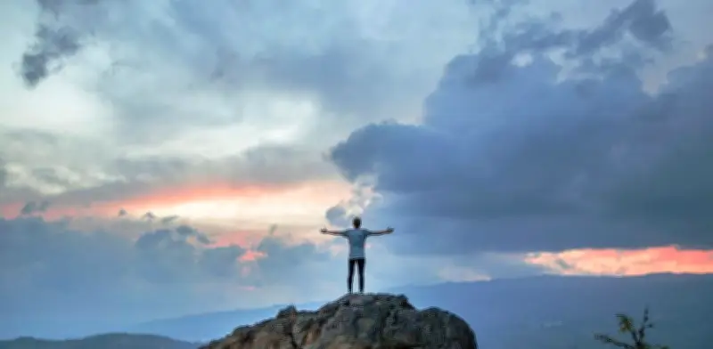 El Estoicismo Moderno: Una Filosofía Vital para Enfrentar la Incertidumbre Actual