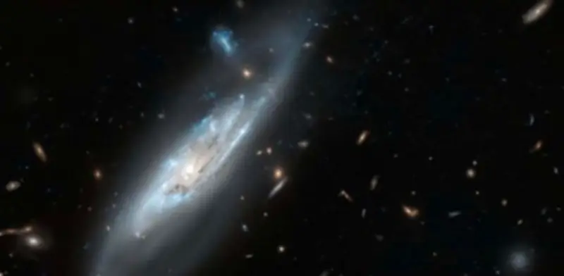 El Hubble captura la galaxia fantasmal NGC 4848 en un detalle sin precedentes