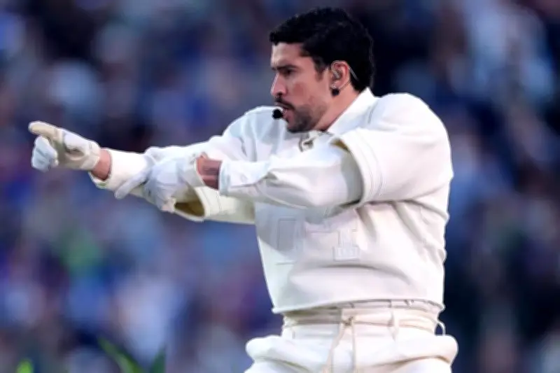 El Look de Bad Bunny en el Super Bowl 60 Conquista a Sus Fans: Un Análisis de Moda