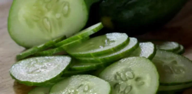 El mito del pepino: por qué frotar sus extremos no elimina el amargor