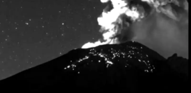 El Popocatépetl exhibe su furia: potente explosión con material incandescente