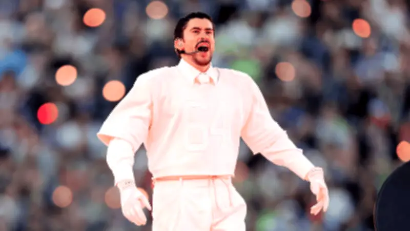 El significado íntimo del atuendo blanco y el número 64 de Bad Bunny en el Super Bowl