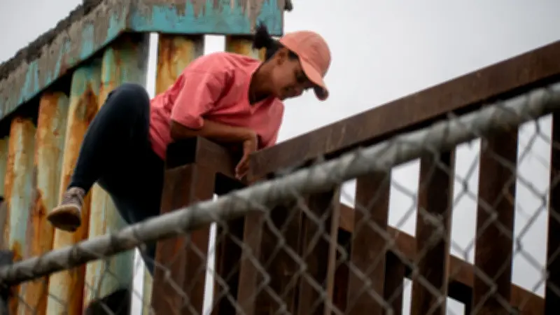 Embajada de EE.UU. alerta sobre estafas en TikTok con promesas de cruces ilegales