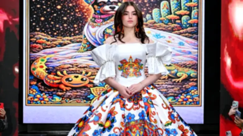 Emily Cinnamon Álvarez, hija del 'Canelo', brilla en NYFW con diseño mexicano