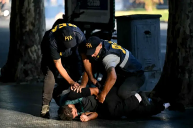 Enfrentamientos entre policías y manifestantes por reforma laboral de Milei en Argentina