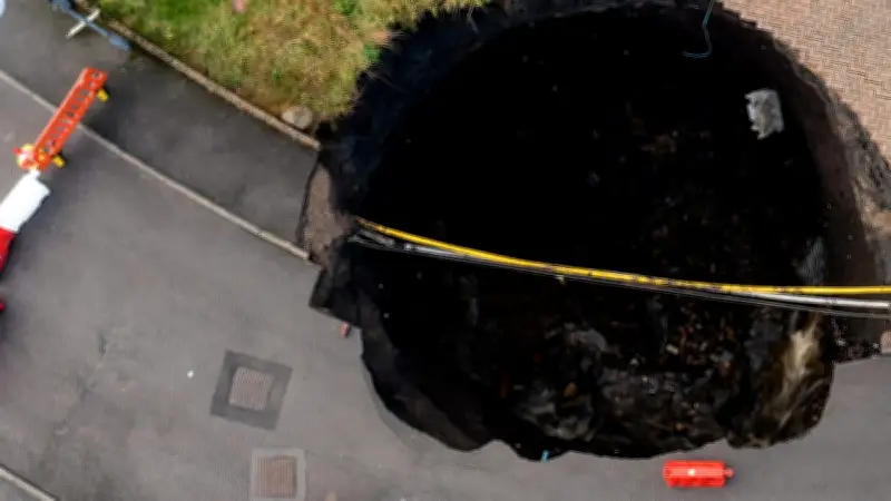 Enorme socavón se abre en Shanghái durante obras del metro: captan el colapso en video