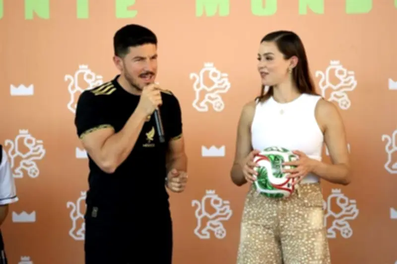 Entrega canchas sintéticas, pero piden escuelas: burla en redes sociales