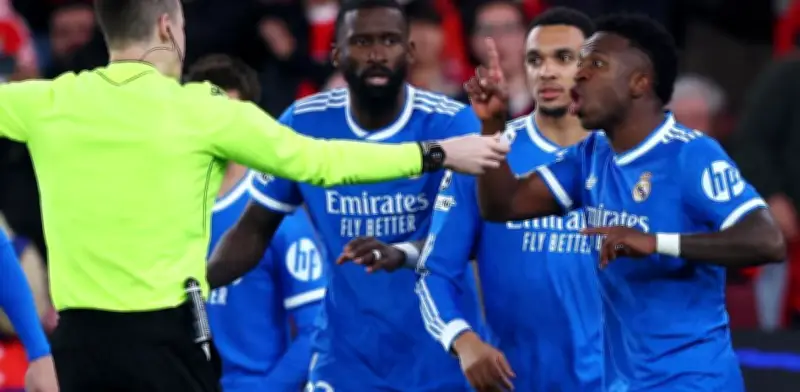 Escándalo en Champions: Partido Benfica-Real Madrid detenido por insultos racistas a Vinícius