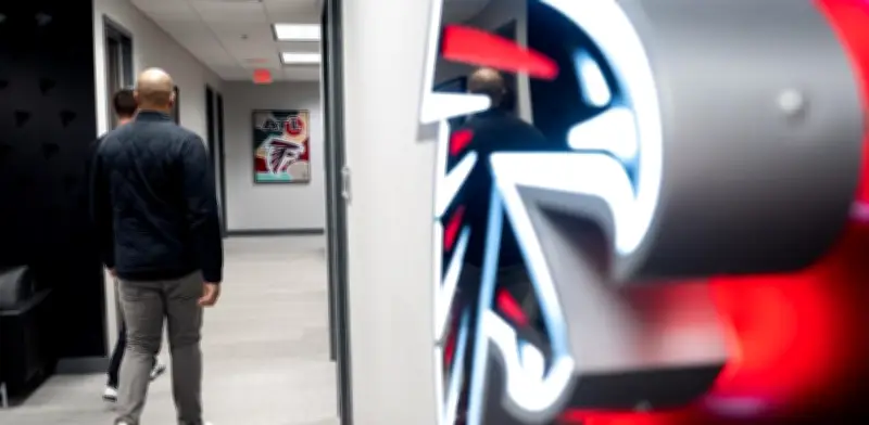 Escándalo en la NFL: Falcons despiden a entrenador por investigación de agresión sexual