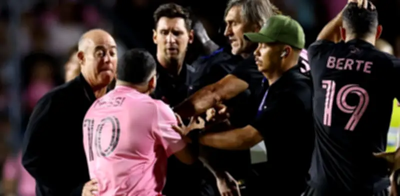 Escándalo en Puerto Rico: Guardia derriba a Messi tras invasión de fanáticos en amistoso