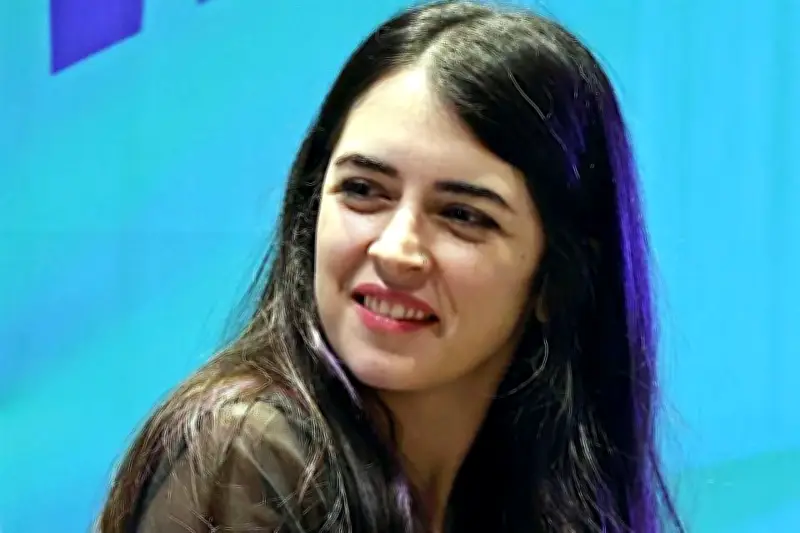 Escritora Analiza la Transformación del Amor en la Era Digital y la Pandemia