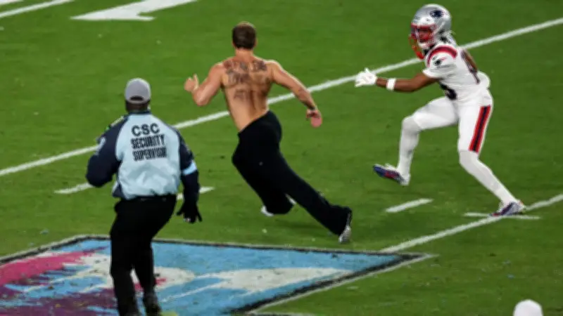 Espontáneo invade la cancha en el Super Bowl 2026 y es tacleado por jugador: video viral
