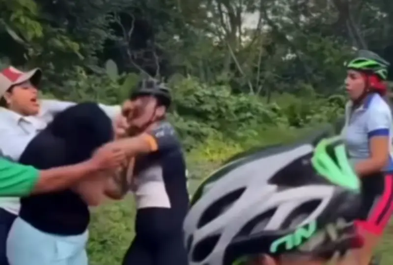 Esposa enfrenta a amante de su marido en pelea callejera que se viraliza en redes