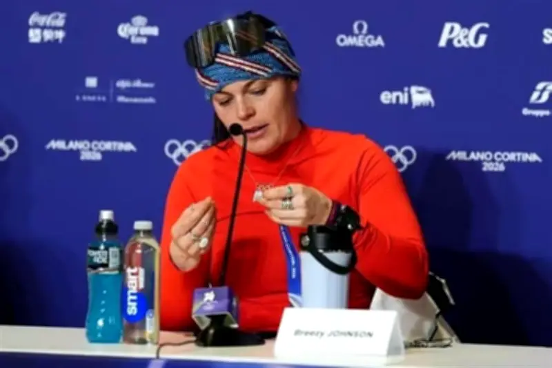 Esquiadora mexicana recibe medalla de reemplazo tras romper la original en podio