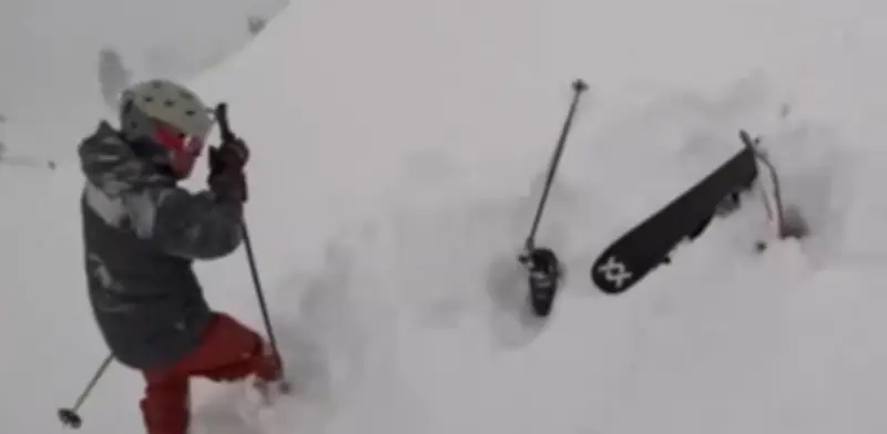 Esquiadores salvan a hombre atrapado bajo nieve en California tras detectar sus esquís