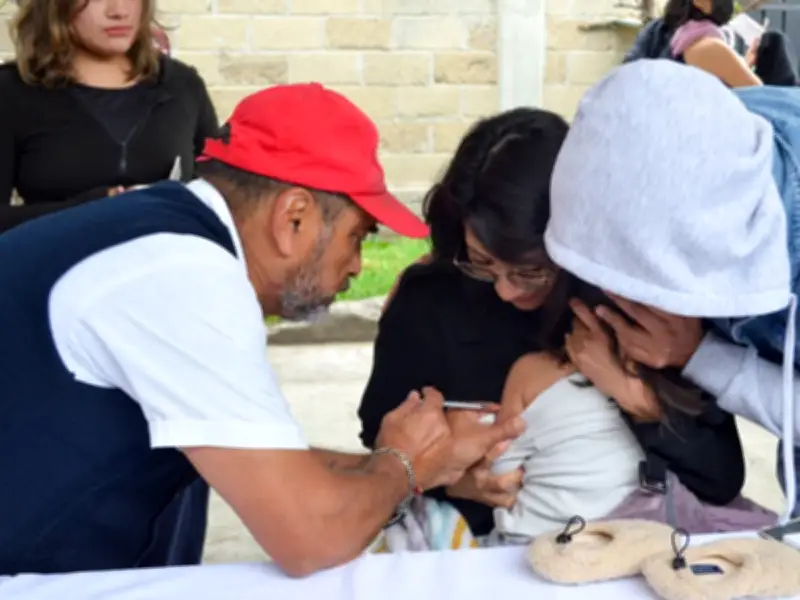 Estado de México refuerza vacunación contra sarampión en templos con 59 mil dosis aplicadas