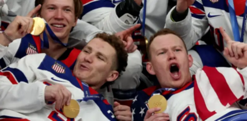 Estados Unidos rompe sequía de 46 años y conquista oro olímpico en hockey sobre hielo