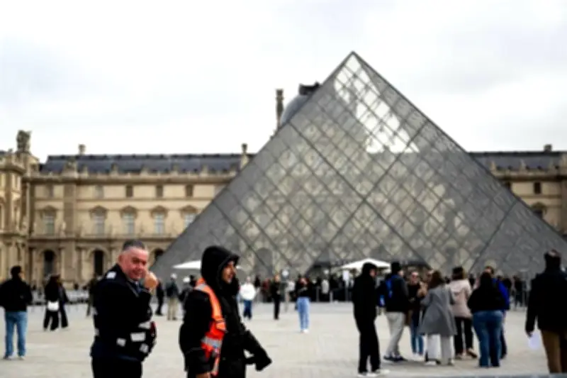 Estafa de entradas al Louvre cuesta 12 millones de dólares a turistas