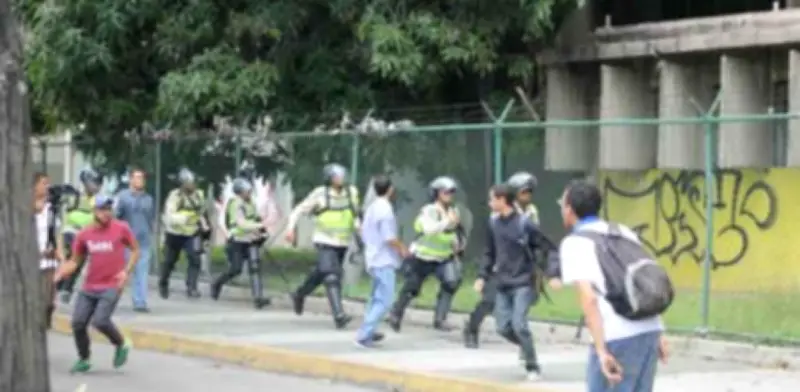 Estudiantes heridos en protestas por suspensión del referendo revocatorio en Venezuela