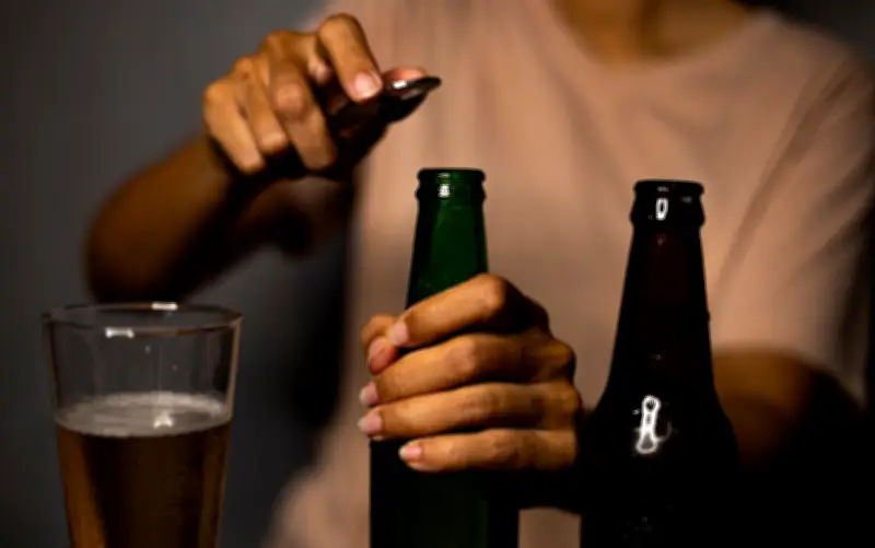 Estudio chileno revela cómo el alcohol de fin de semana afecta dieta y sueño