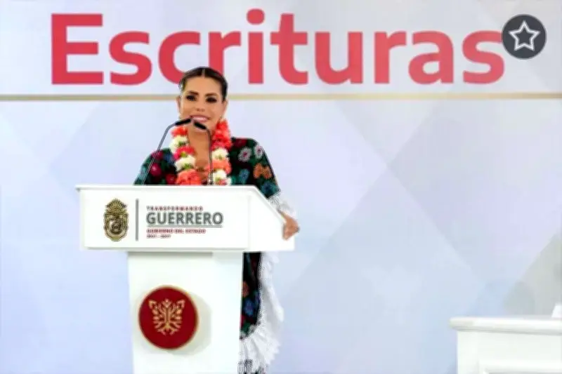 Evelyn Salgado entrega 520 títulos de propiedad en Zihuatanejo, Guerrero
