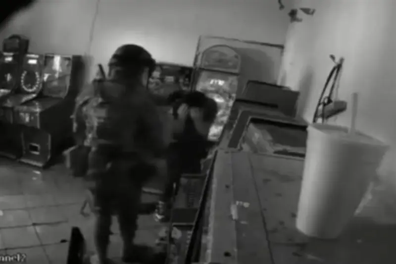 Exhiben brutal golpiza de sujetos vestidos como militares en redes sociales