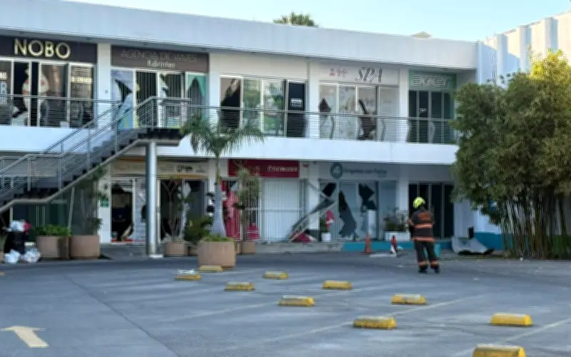 Explosión por fuga de gas en Zapopan daña más de 20 locales en plaza comercial