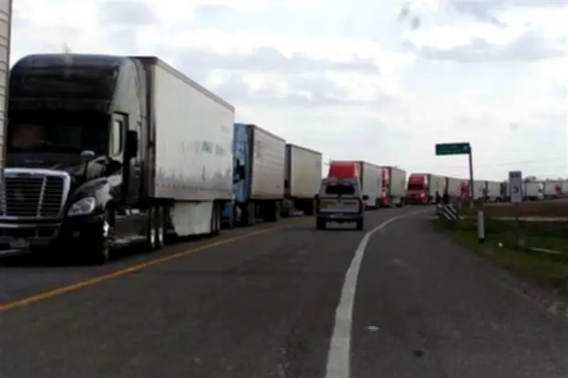 Falla en sistema paraliza aduanas de Tamaulipas, afectando comercio fronterizo