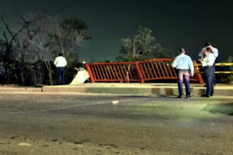 Fallece al ser expulsado de su vehículo en un accidente vial en Monterrey