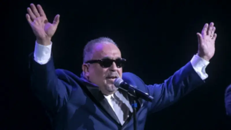 Falsa alarma en redes: Willie Colón no ha fallecido, foto con IA genera preocupación