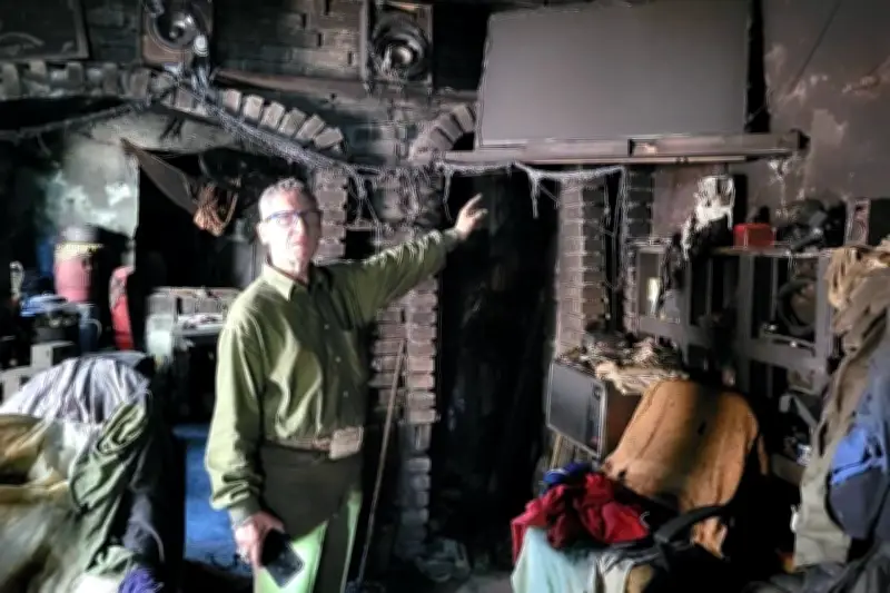 Familia vive en casa de campaña tras perder todo en incendio devastador