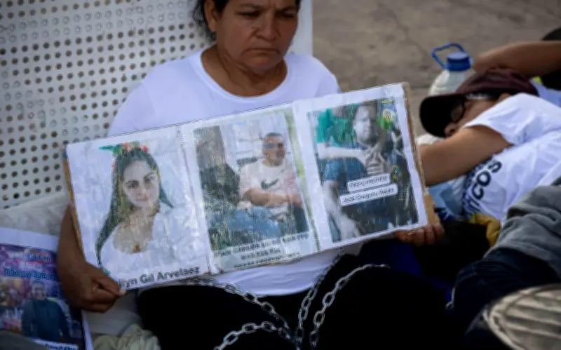 Familiares de presos políticos se encadenan en Venezuela exigiendo liberación