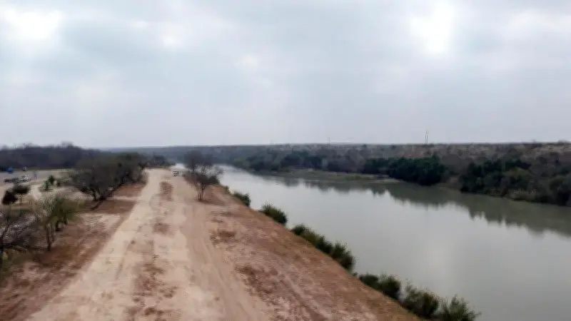 Familias en Texas enfrentan expropiación por muro fronterizo de Trump: 'Van a derrumbar mi casa'