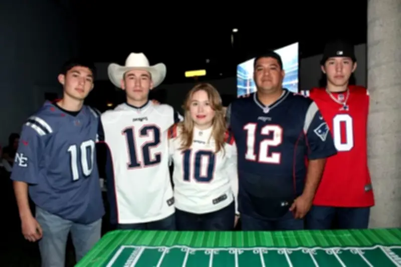 Familias Mexicanas Celebran el Super Bowl en Alegre Reunión Dominical