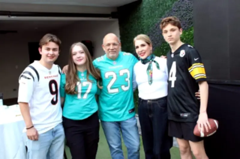 Familias mexicanas celebran el Super Bowl en una tradición anual de amistad