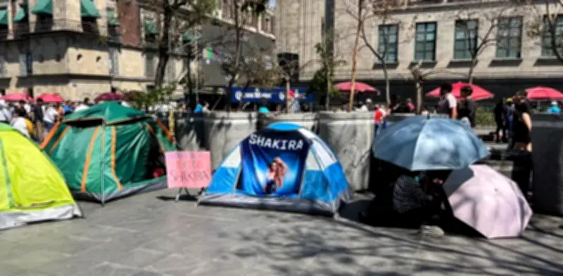 Fans de Shakira acampan en el Zócalo desde la madrugada para concierto gratuito