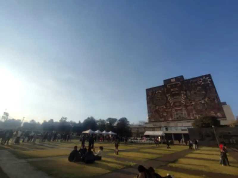 FCE entrega libros gratuitos en Ciudad Universitaria para fomentar la lectura joven