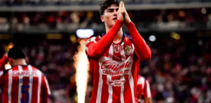 Feyenoord de Europa muestra interés por Armando 'La Hormiga' González de Chivas