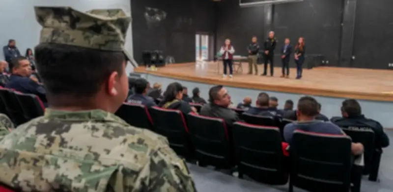 FGR capacita a policías municipales de La Paz para optimizar procesos de detención