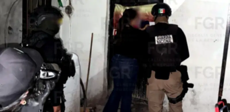 FGR ejecuta cateo en Escobedo, detiene a dos y asegura droga y material bélico