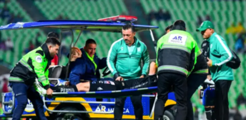 FIFA impone nueva regla: lesionados saldrán un minuto del campo para combatir pérdidas de tiempo