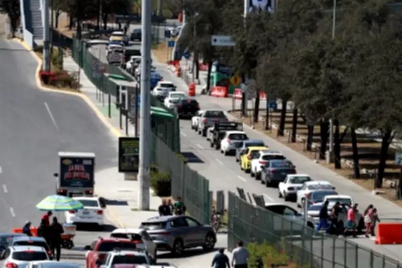 Fila de 3 kilómetros para vacunarse contra COVID-19 en México