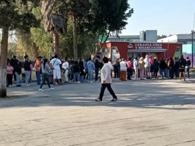 Filas desde el amanecer en el Ángel por vacuna contra sarampión en CDMX