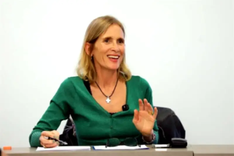 Filosofía Cínica: Enseñanzas Antiguas Revaloradas en la Educación Contemporánea