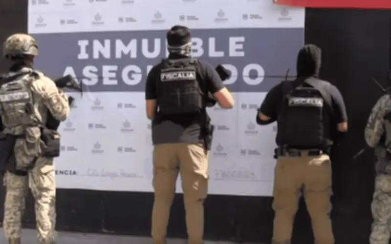 Fiscalía de Jalisco asegura 13 vehículos y mercancía tras cateo en Tlaquepaque