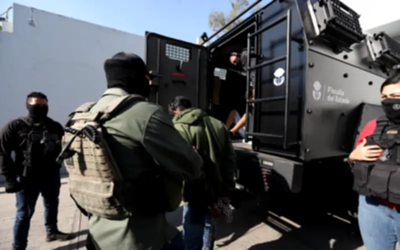 Fiscalía de Jalisco traslada segundo grupo de detenidos por rapiña tras caída de 'El Mencho'