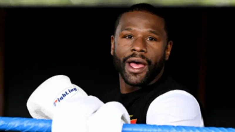 Floyd Mayweather Jr. anuncia su regreso al boxeo profesional tras exhibición con Tyson