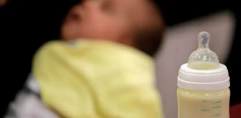 Francia investiga tercera muerte de bebé vinculada a leche de fórmula contaminada