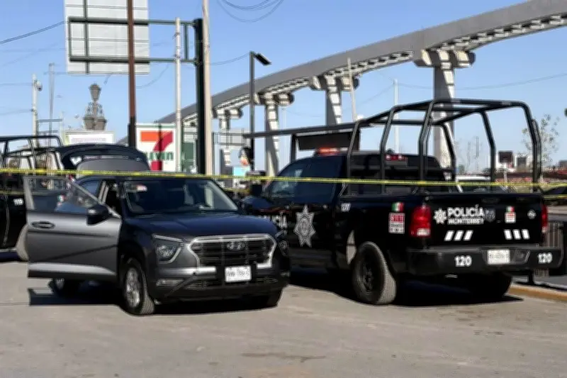 Frena para ceder el paso y le disparan a su camioneta en Nuevo León